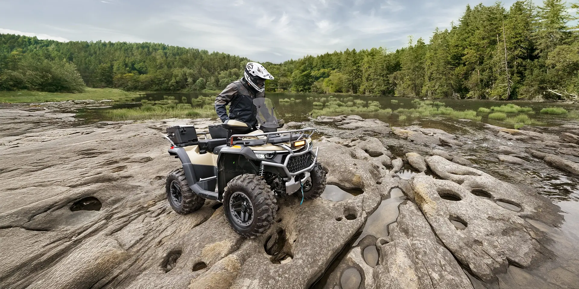 CFORCE 1000 TOURING PREMIUM OVERLAND hero shot